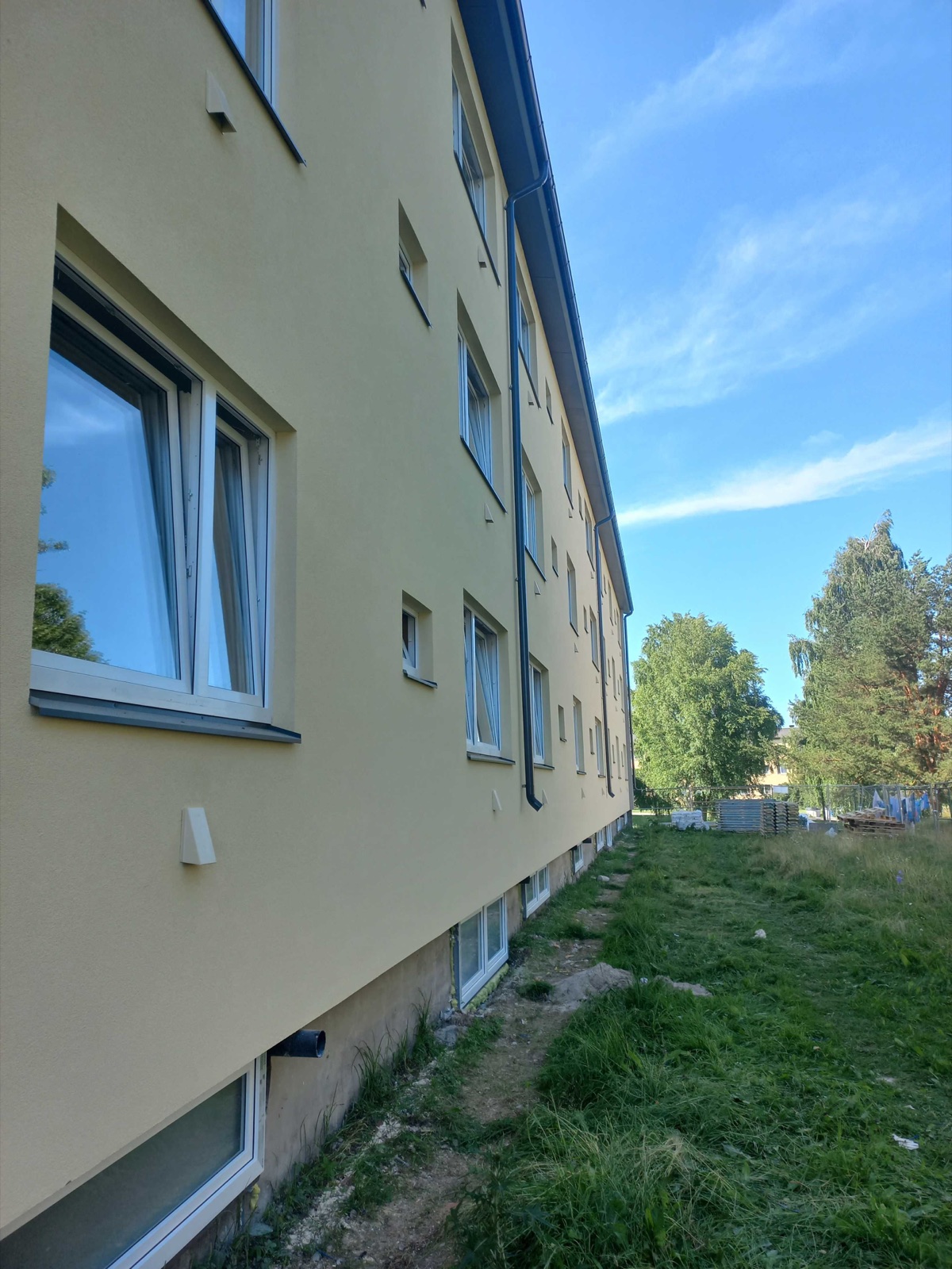 Valminud kortermaja fassaad Riisiperes